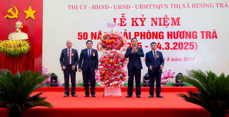 Phó Bí thư Thường trực Thành ủy Phạm Đức Tiến tặng hoa chúc mừng Đảng bộ, quân và dân thị xã Hương Trà
