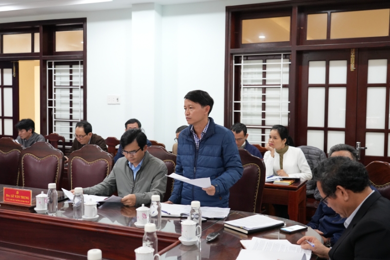 dai bieu tham du dong gop y kien tai cuoc hop