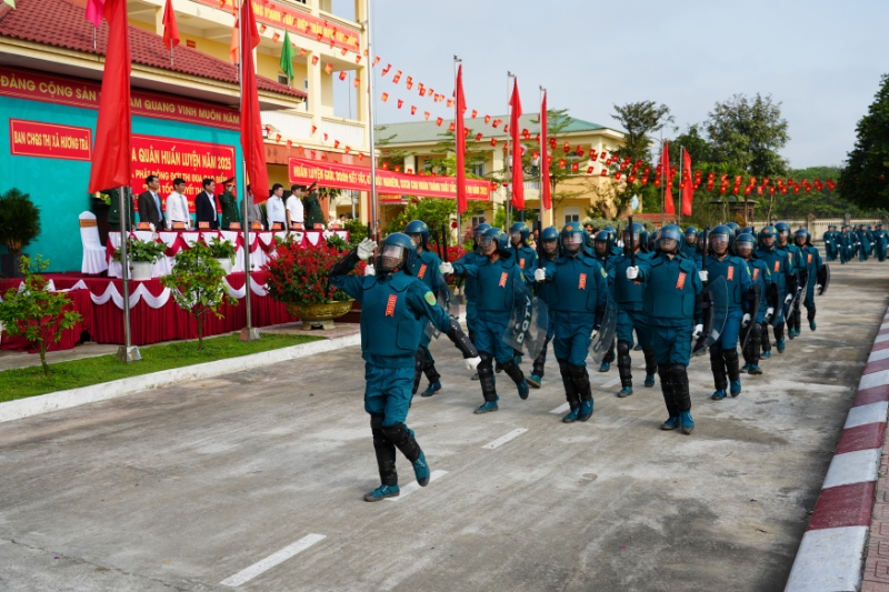 trung doi dan quan co dong dieu binh tai le ra quan