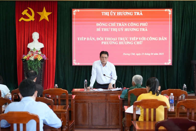 Bí thư Thị ủy Hương Trà tiếp dân tại phường Hương Chữ