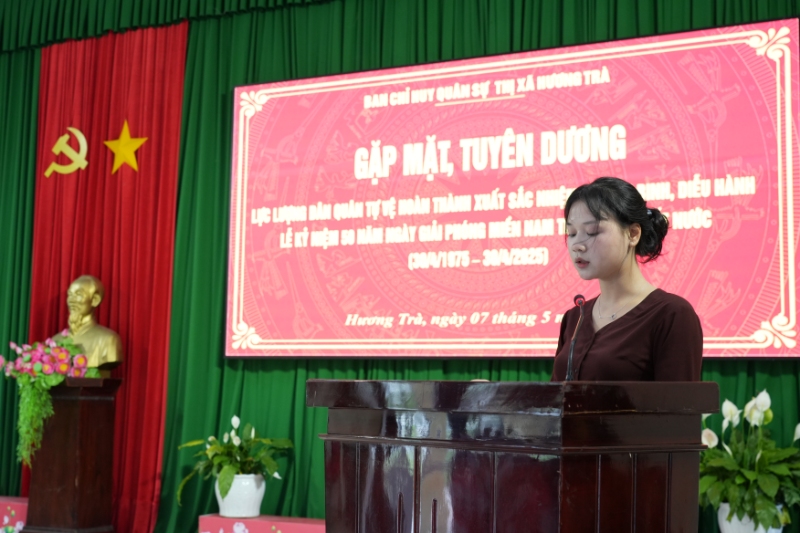 dong chi dan quan phan thi quynh huong phat bieu tai buoi gap mat