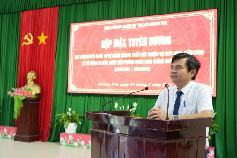 Đồng chí Đỗ Ngọc An, phó Chủ tịch UBND thị xã Hương Trà phát biểu tại buổi gặp mặt