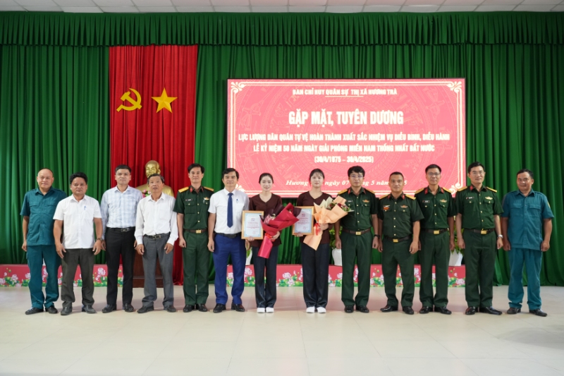 tuyen duong tang qua cho cac nu dan quan tham gia tai buoi le ky niem