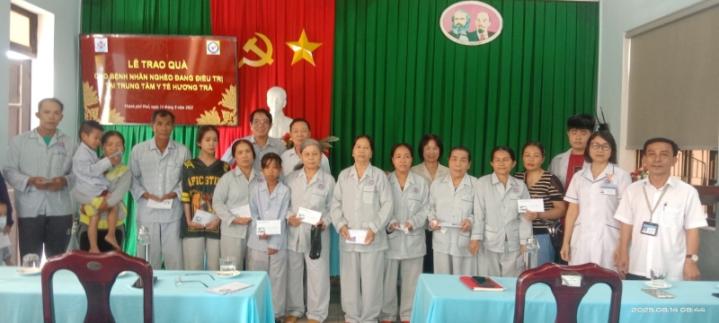 Trao quà cho bệnh nhân nghèo có hoàn cảnh khó khăn