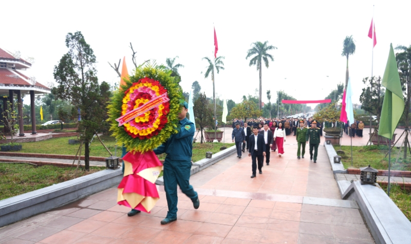Dâng hoa, dâng hương tưởng niệm các Anh hùng liệt sĩ nhân kỷ niệm 96 năm Ngày thành lập Đảng Cộng sản Việt Nam