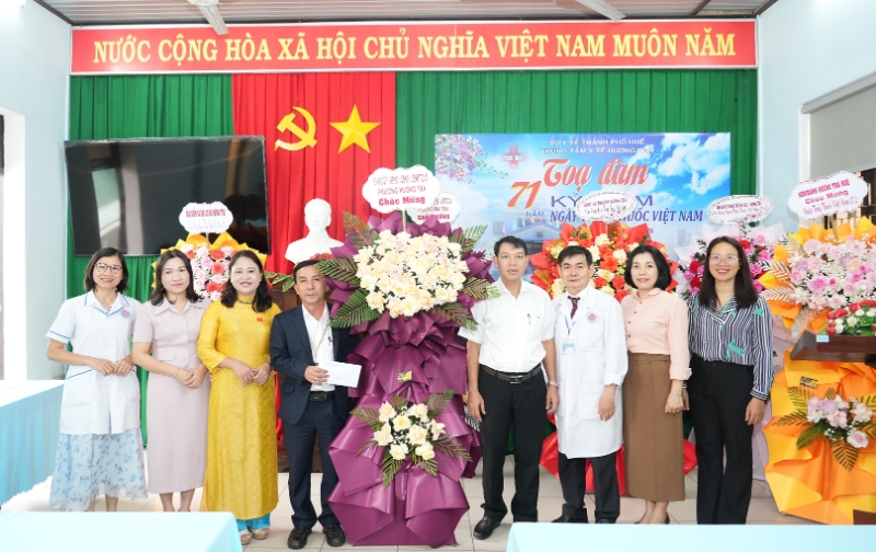 Lãnh đạo phường Hương Trà thăm, chúc mừng các đơn vị y tế nhân kỷ niệm 71 năm Ngày Thầy thuốc Việt Nam