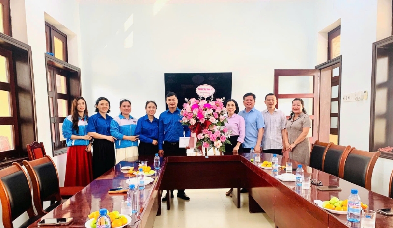 Thường trực Đảng ủy phường Hương Trà thăm, chúc mừng Đoàn Thanh niên Cộng sản Hồ Chí Minh