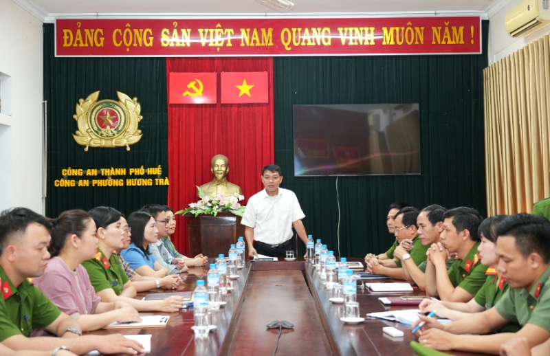 Hương Trà: Khen thưởng đột xuất Công an phường vì thành tích phá nhanh vụ lừa đảo qua mạng